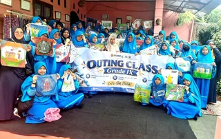 Belajar Canting, Remaja Putri SMP IT Arkan Cendekia Temukan Jiwa Kota Bekasi di Selembar Kain Batik